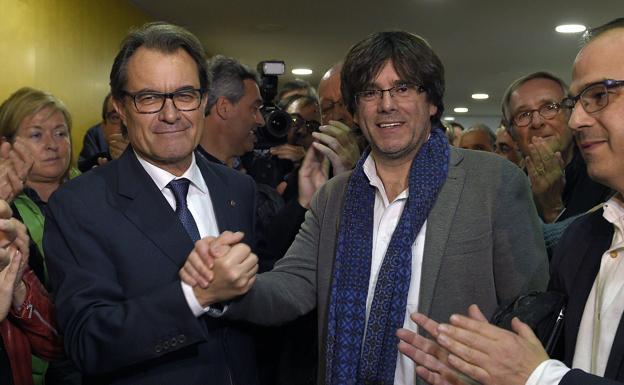 Artur Mas y Carles Puigdemont muestran su acuerdo.