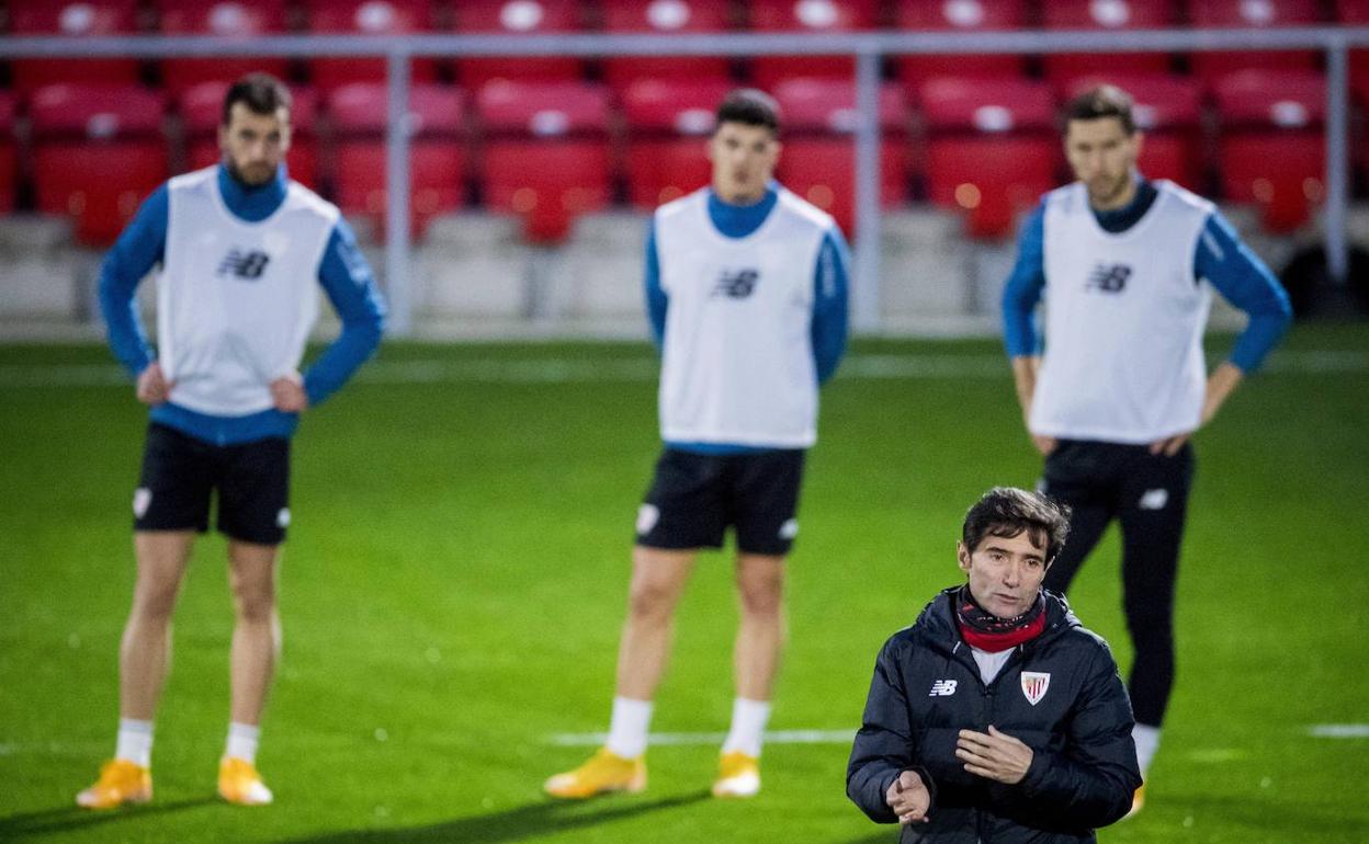 Marcelino dirige una sesión de entrenamiento.