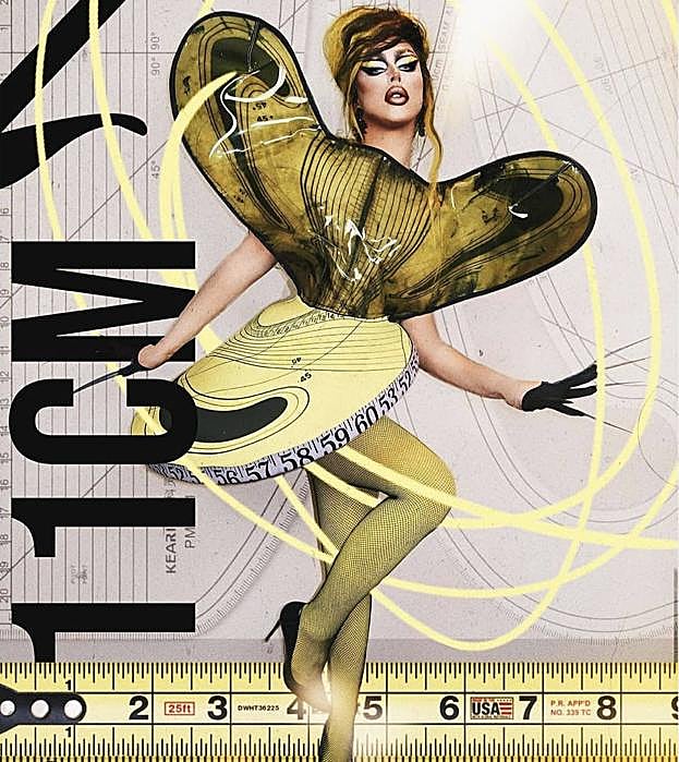 La conocida drag queen A'whora posa con uno de los diseños de Laino Bilbao.