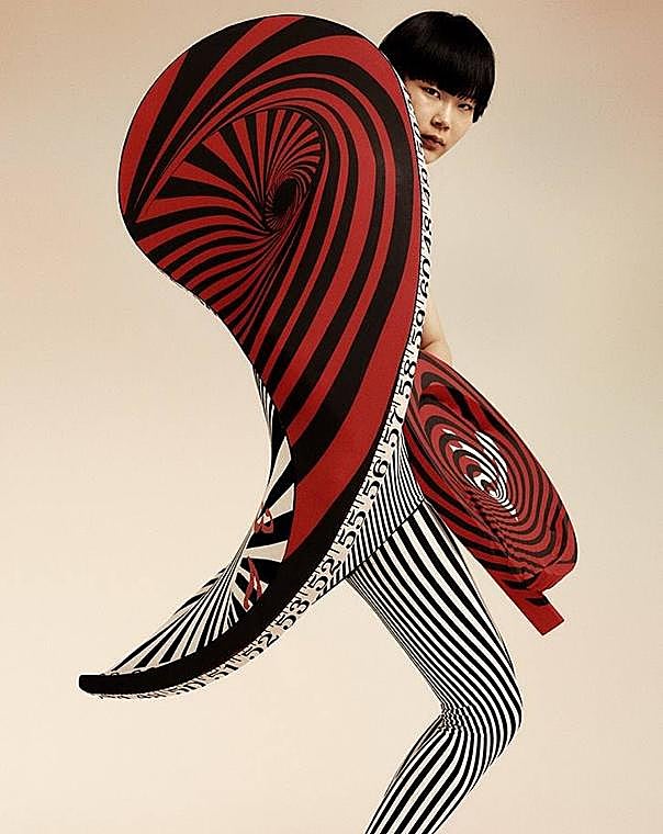 Laino Bilbao presentó como colección final para la Saint Martins una muestra de lo más colorida, trasgresora y moderna.