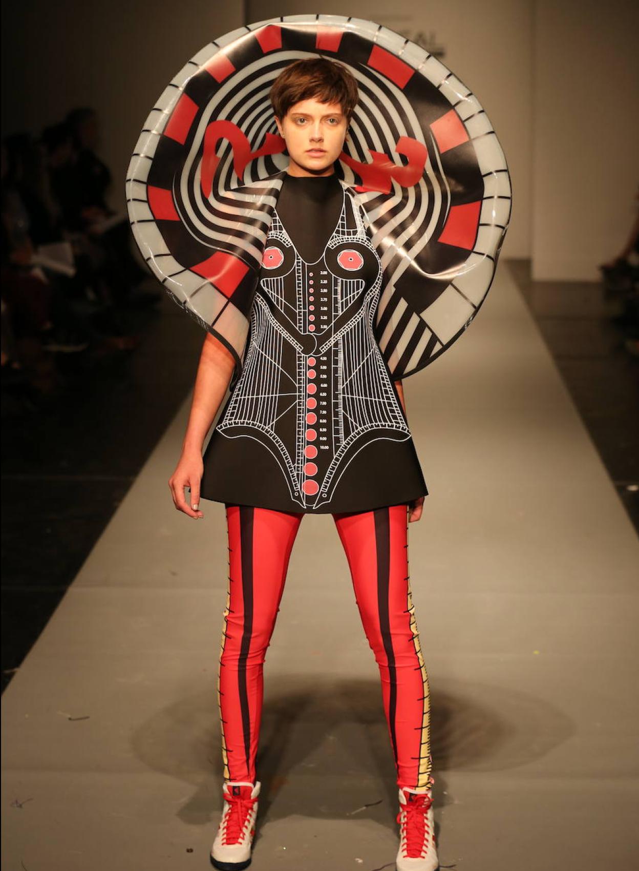 Una modelo desfila con un diseño de Laino Bilbao.