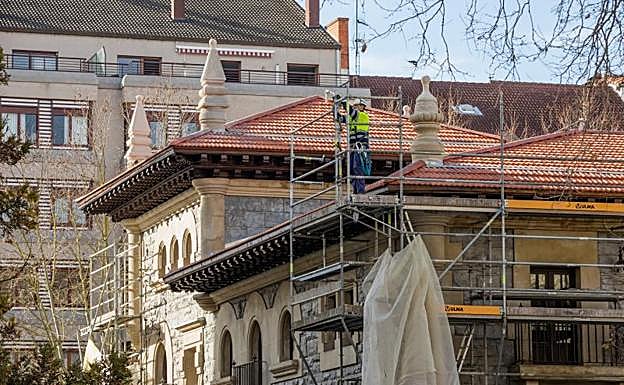 Imagen principal - El renovado edificio de Correos ya deja ver sus fachadas