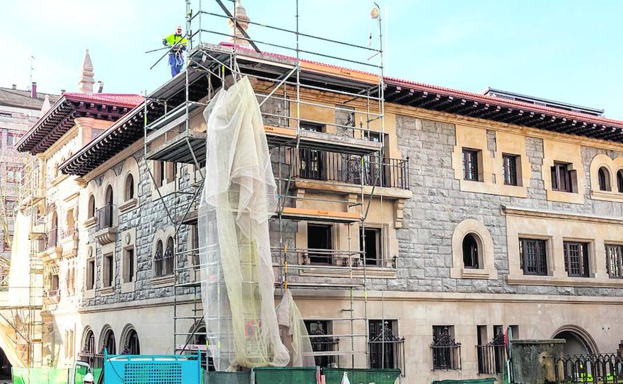 El renovado edificio de Correos ya deja ver sus fachadas