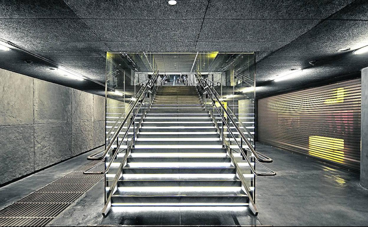 Escalera interior de Azkuna Zentroa. 