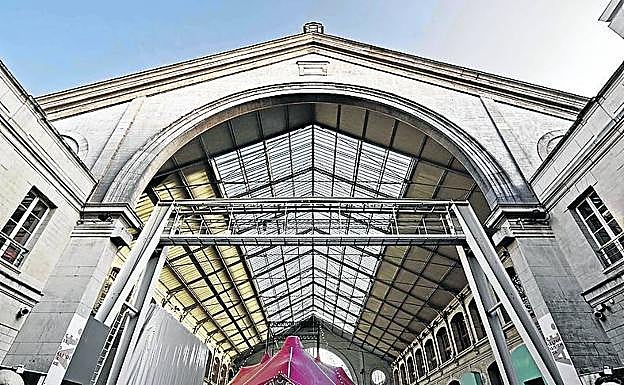 Imagen principal - El Centquatre albergaba los servicios de pompas fúnebres de París. Circuito en la azotea del Edificio Lingotto, antaño fábrica de Fiat en Turín. Chimenea del centro Tramway de Glasgow, sede del Scottish Ballet. 