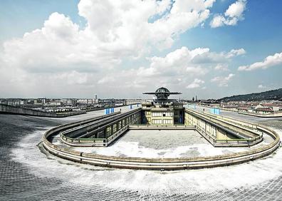 Imagen secundaria 1 - El Centquatre albergaba los servicios de pompas fúnebres de París. Circuito en la azotea del Edificio Lingotto, antaño fábrica de Fiat en Turín. Chimenea del centro Tramway de Glasgow, sede del Scottish Ballet. 