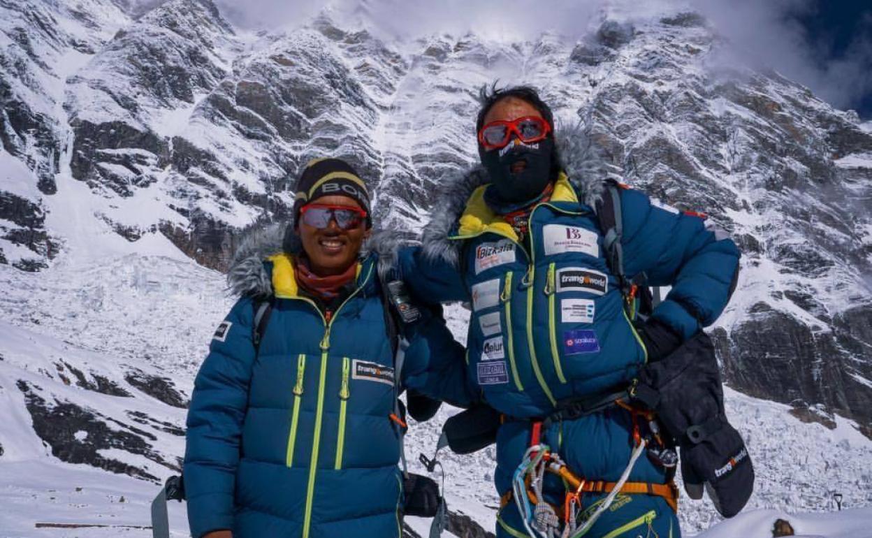 Chhepal Sherpa y Alex Txikon antes de partir esta mañana hacia el campo 1. 