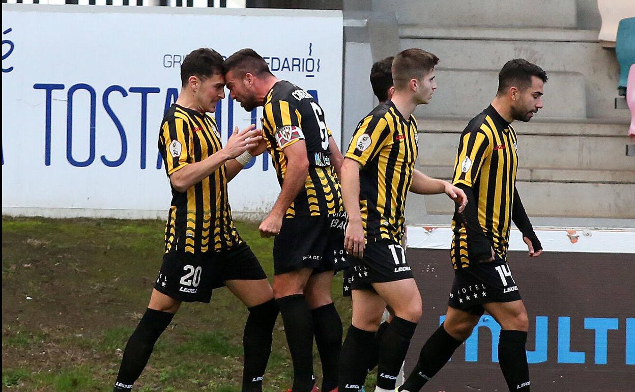 Jugadores del Barakaldo celebran un gol en una foto de archivo. 