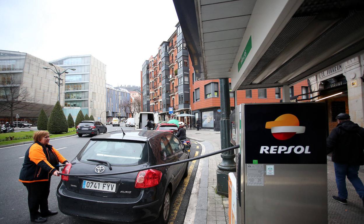 Repostaje de un coche en una gasolinera de Bilbao.