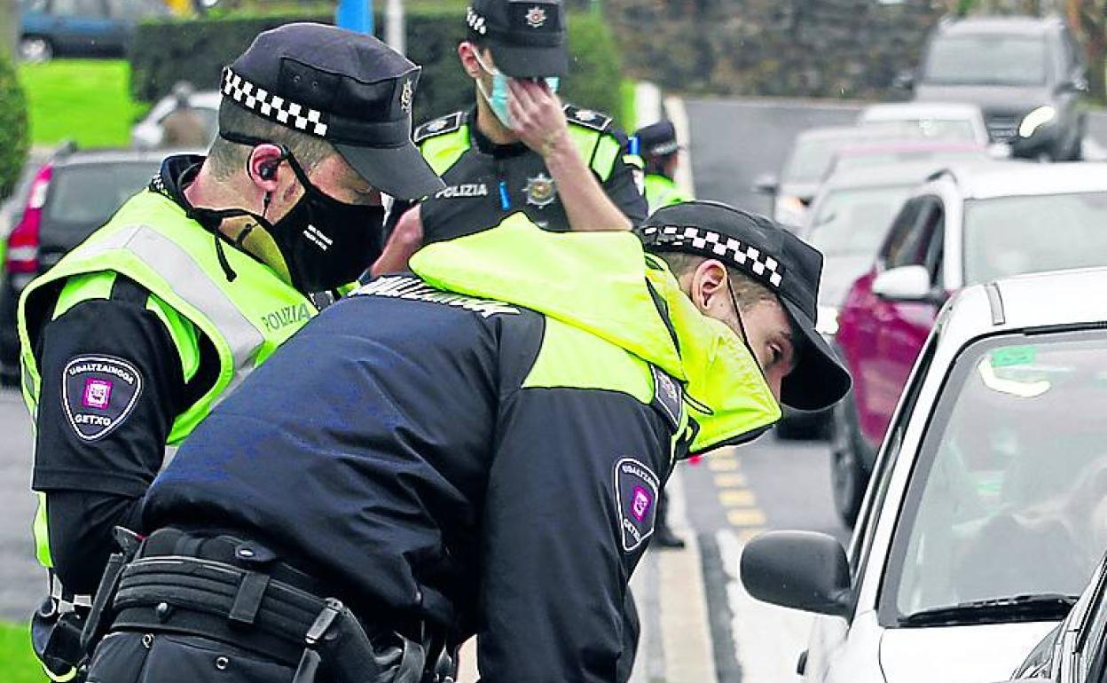 Agentes de la Policía Local de Getxo realizan un control. 