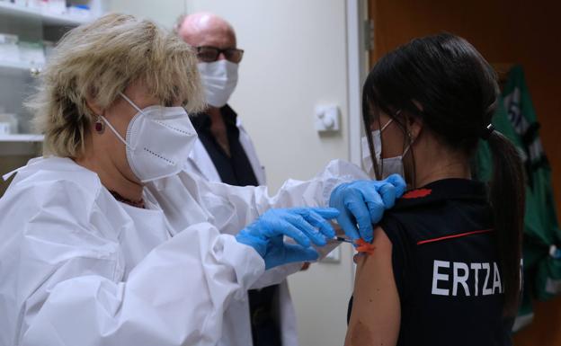 Los agentes de la Ertzaintza comienzan a vacunarse contra la Covid-19