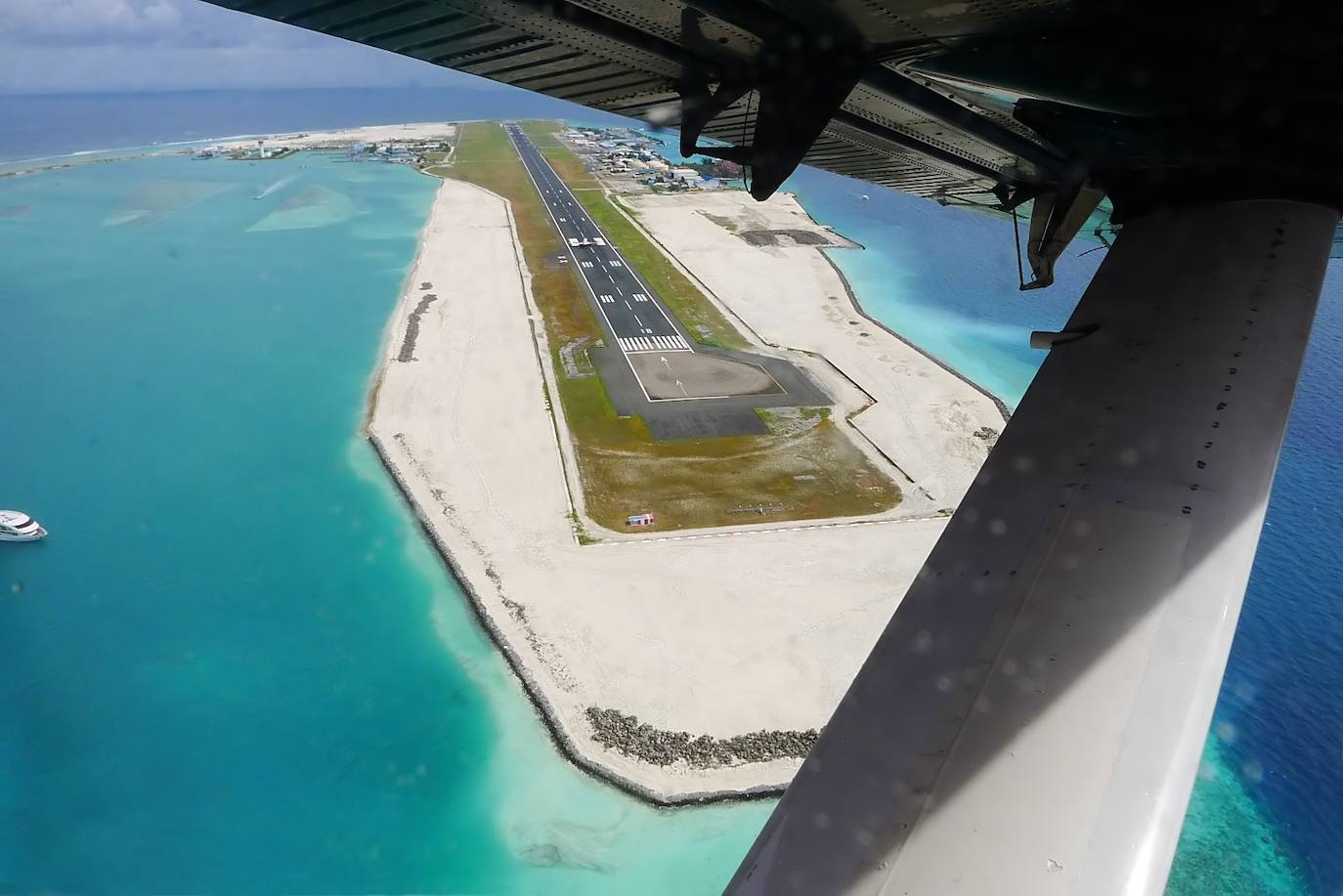 El aterrizaje en esta pista pone a prueba a los pilotos, ya que un pequeño error de cálculo podría hacer que el avión terminara en el agua. 