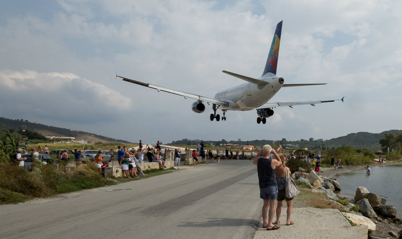 Aeropuerto de Skiathos (Grecia) | Skiathos es una pequeña isla griega situada en en Mar Egeo y los aterrizajes allí resultan espectaculares. Principalmente por que se realizan casi en la misma playa. 