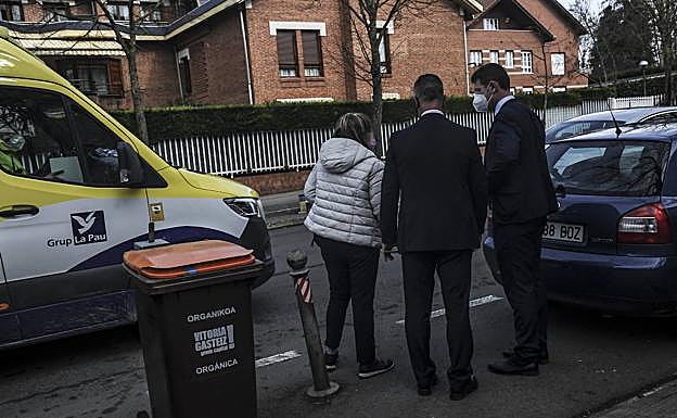Una ambulancia acudió a la calle Nieves Cano, en el barrio de El Batán de Vitoria. 