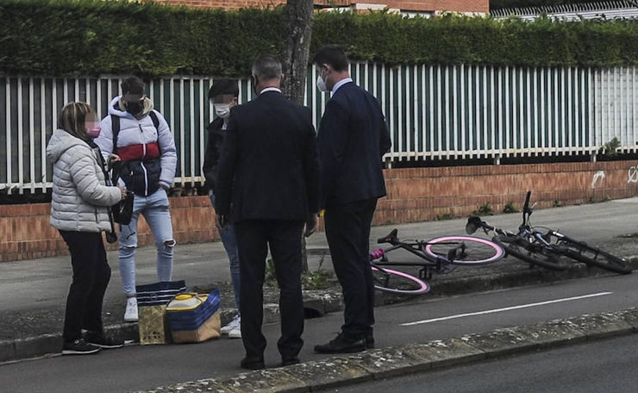 La víctima, junto a sus dos salvadores y los ertzainas del servicio de escolta del Gobierno Urkullu que también la auxiliaron. 