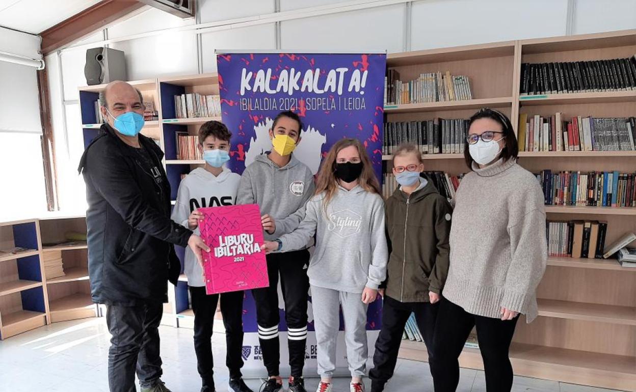 Sopelako Ander Deuna ikastolako DBH 3ko ikasleak izango dira gaurtik aurrera liburua idazten eta ilustratzen hasiko direnak. 