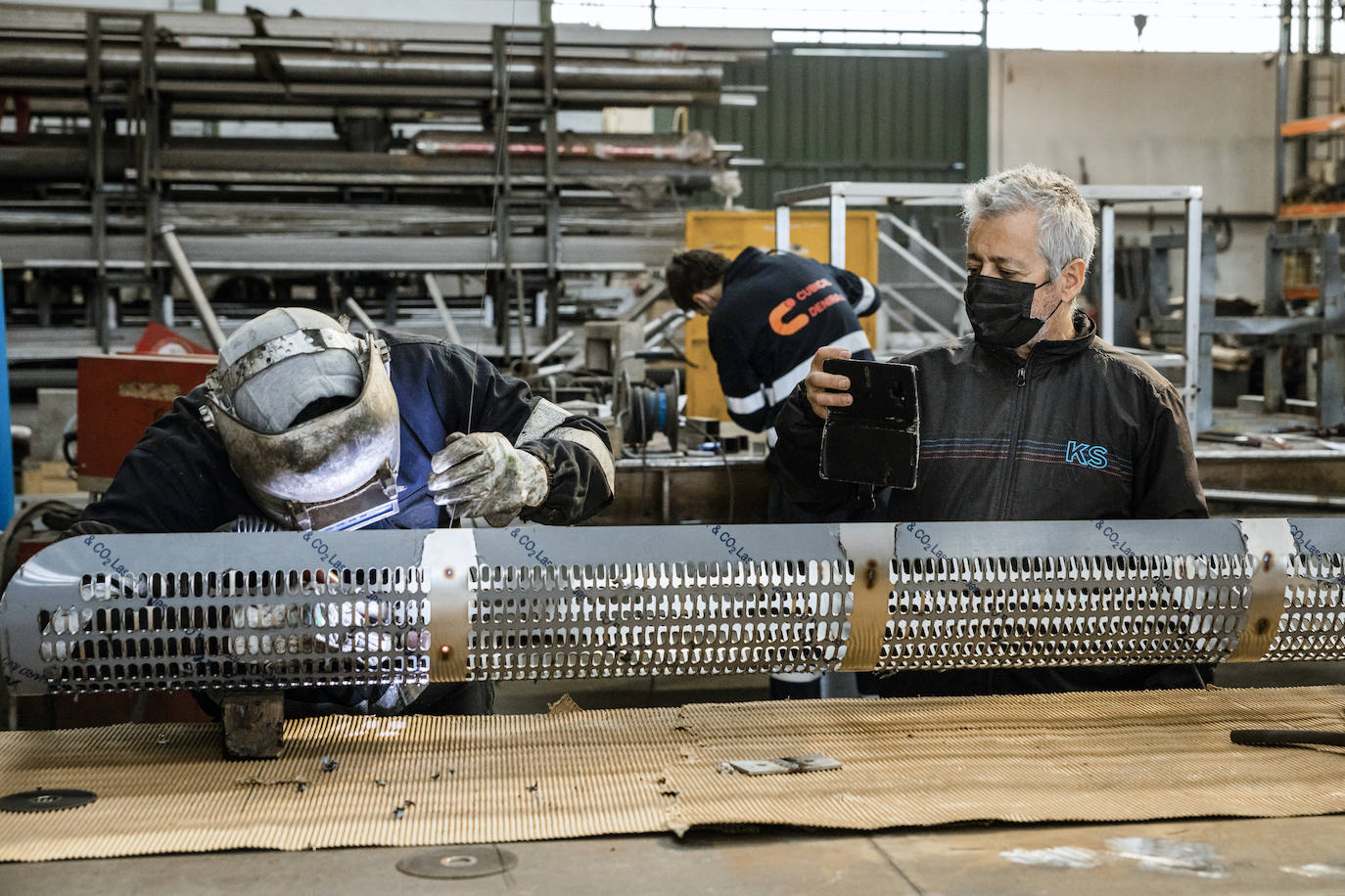 En una mesa de operaciones de una del polígono de Goiain se ha ultimado la restauración.