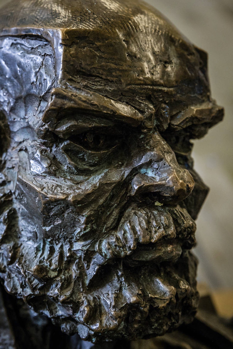 En la frente de ese rostro de bronce se adivina esa cabeza de toro del 'Minotauro'.