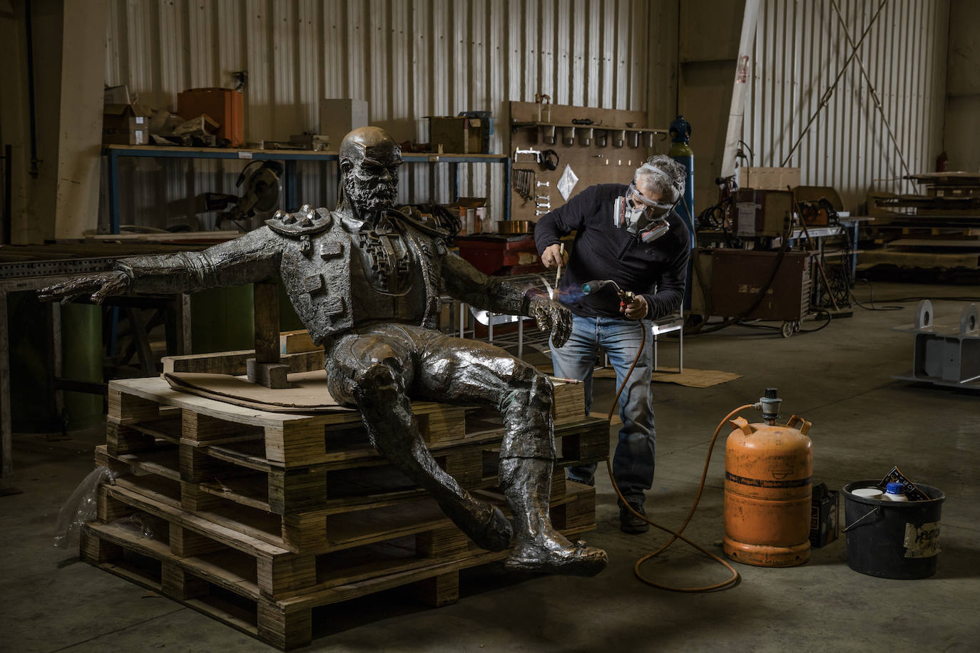 La escultura se ensamblará al banco en los próximas días y volverá a la calle Dato. Lleva desde el pasado 2 de diciembre en el taller.