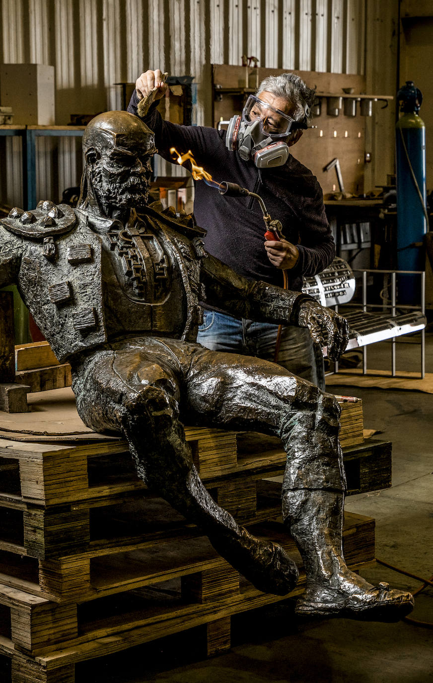 Casto Solano limpia con un ácido especializado la suciedad de la figura de bronce creada para la Expo de Sevilla 92.