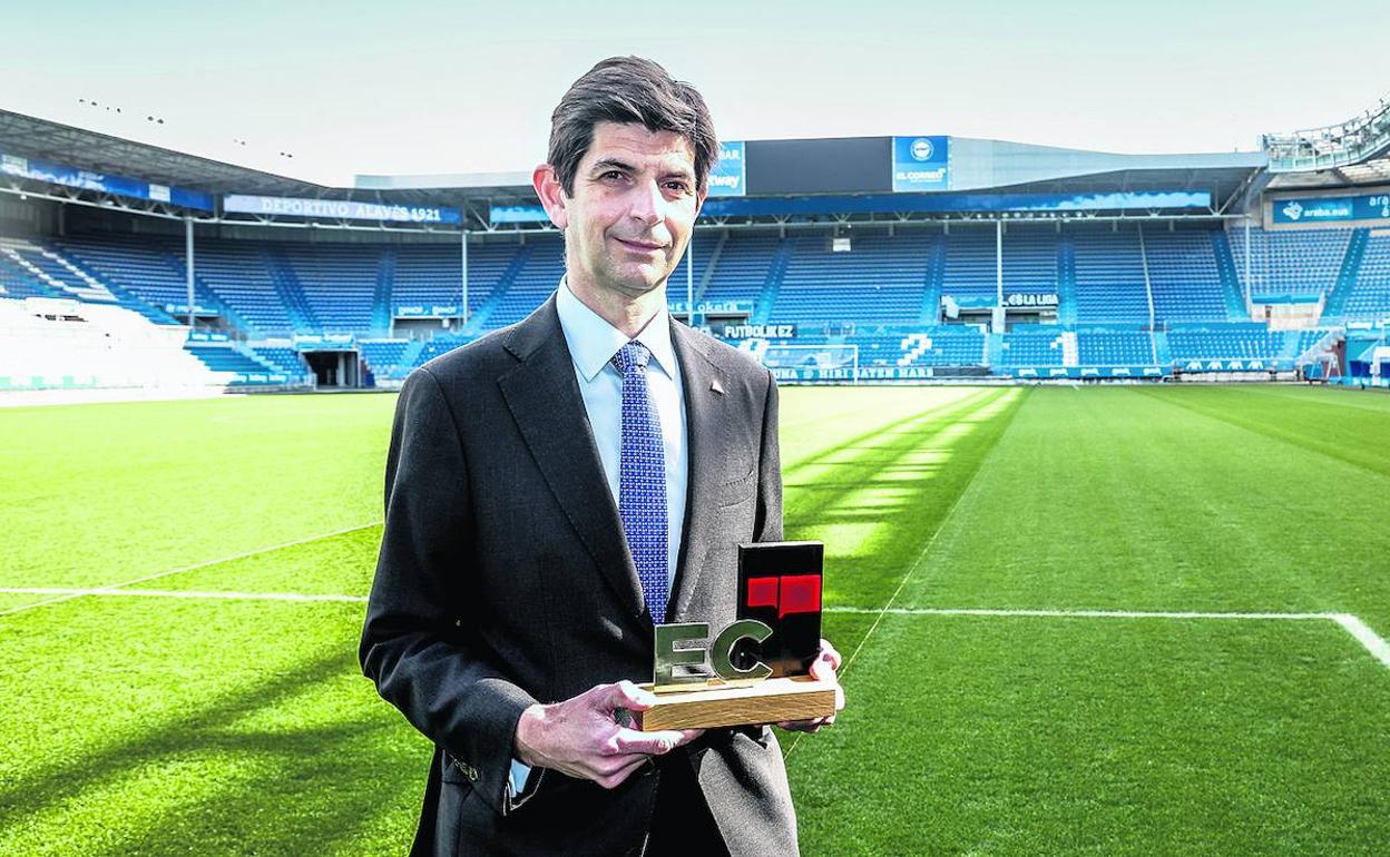 El presidente del Alavés posa en Mendizorroza con el premio. 