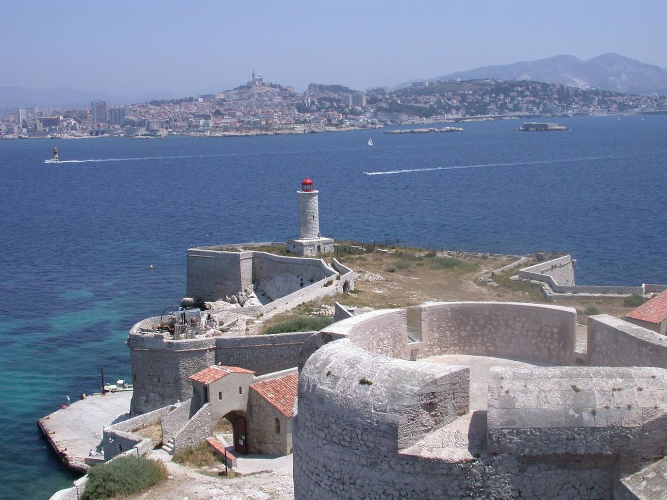 5.- Castillo de If (Marsella, Francia) | Esta prisión, que se contempla desde la costa en la bahía de Marsella, se hizo mítica cuando Alejandro Dumas la convirtió en el lugar donde encierran a Edmond Dantès, el héroe de su novela El conde de Monte Cristo, (1844). 