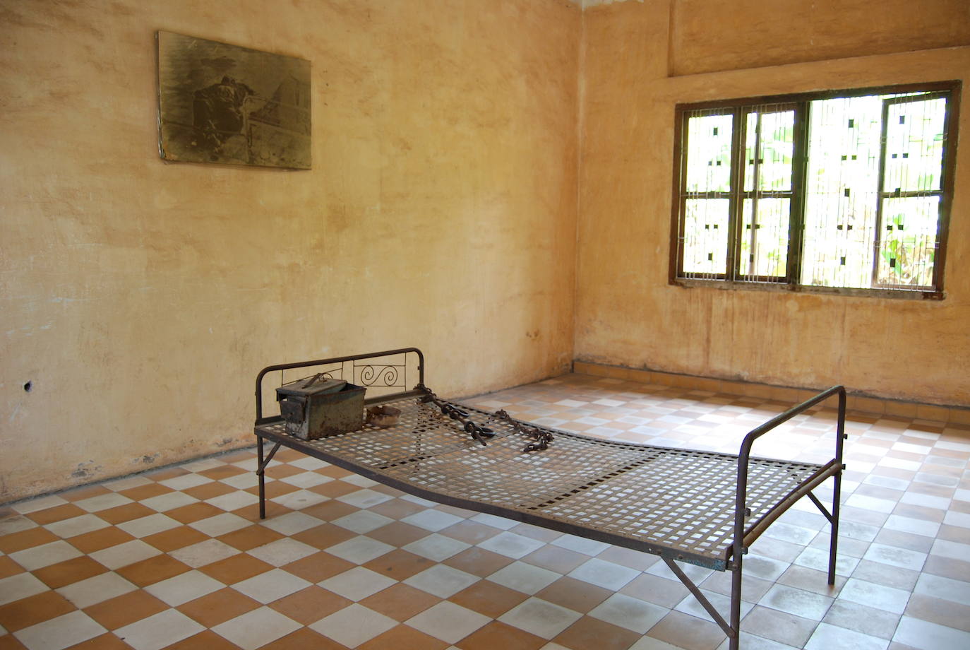 7.- Tuol Sleng (Phnom Penh, Camboya) | Visitar el Museo de los Crímenes Genocidas Tuol Sleng, en el centro de Nom Pen, en Camboya, es una experiencia estremecedora. 