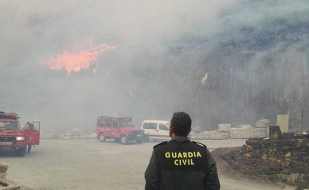 Incendios en el norte: Un incendio descontrolado en Bera obliga a cortar la N-121-A