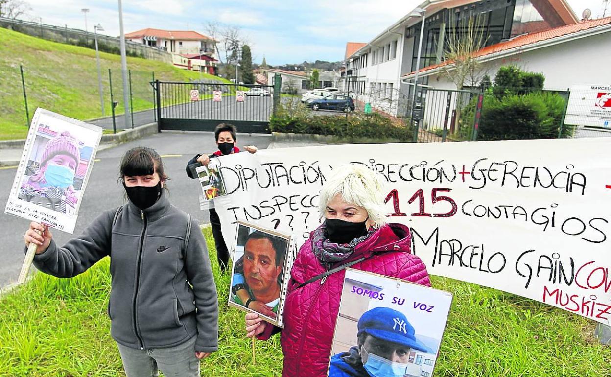 Familiares de la residencia Marcelo Gangoiti protestan en el exterior de las instalaciones. 