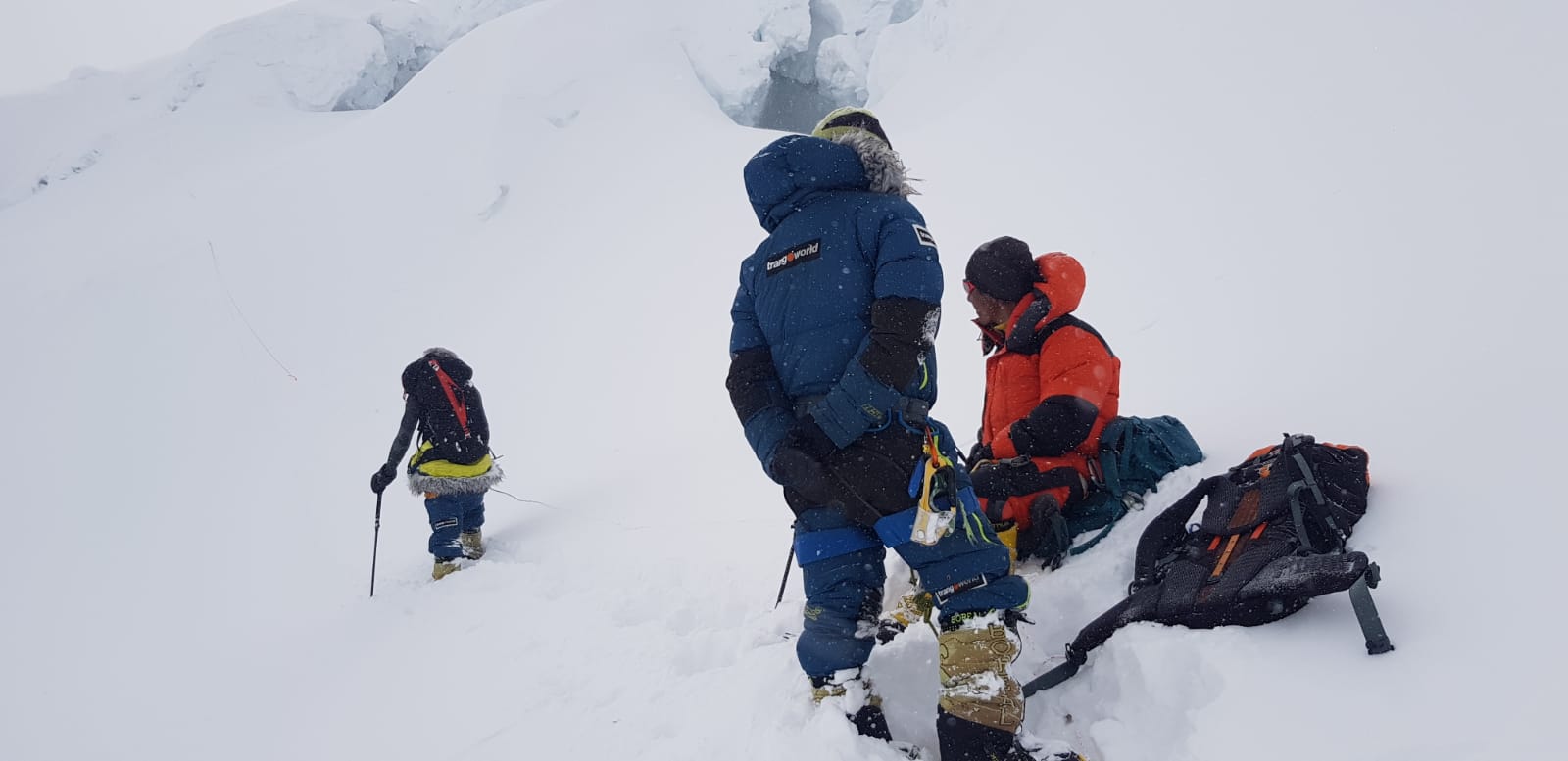 Fotos: Txikon se plantea prorrogar el permiso de expedición para un nuevo ataque a cima