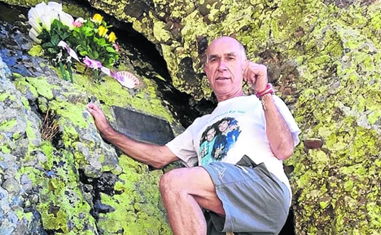 Luis Ángel Rodrigo, junto a la placa conmemorativa colocada a 1.950 metros, cerca de la cima del Curavacas, donde perdieron la vida sus dos hijos, Juanjo y Dani, en enero de 2010. 