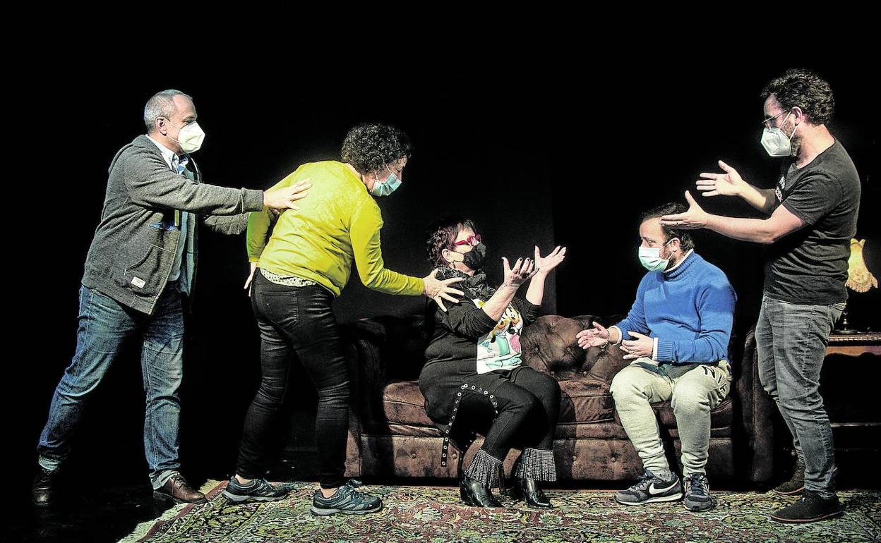 Arteka. Gorka Mínguez y sus alumnos preparan una escena en un sofá Chester. 