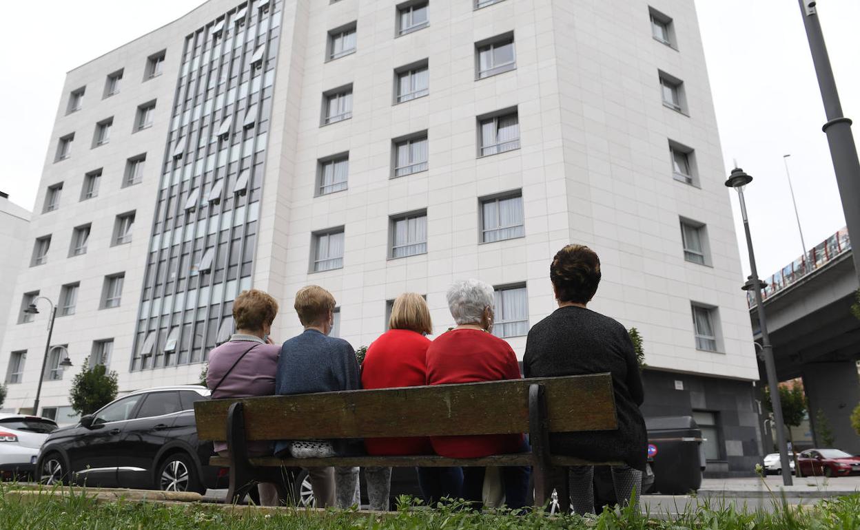 Un grupo de mujeres, sentadas frente a la residencia Zorrozgoiti. 