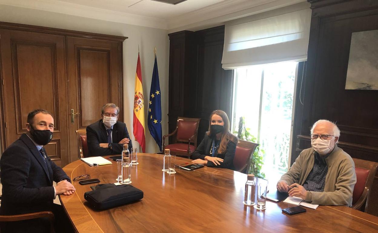 Inés Núñez de la Parte, junto al secretario de Estado de Memoria Democrática y el delegado del Gobierno. 