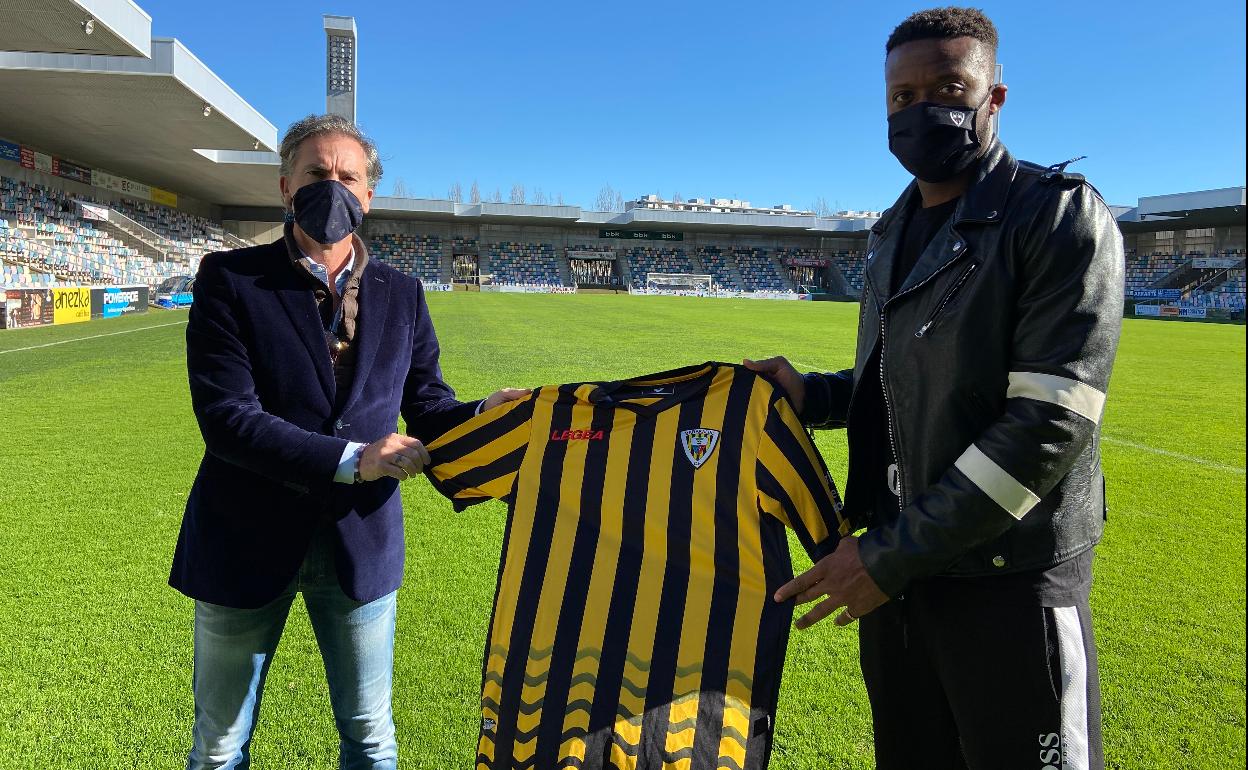 Aitor Larrazabal posa junto a Dimitry Imbongo en su presentación como nuevo jugador del Barakaldo 