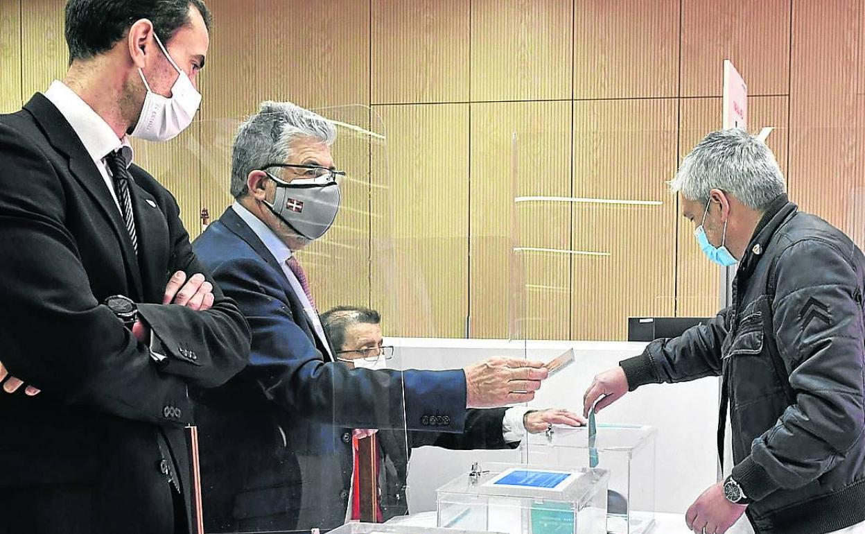 Un 10% de los compromisarios ejercieron el voto presencial en San Mamés. 