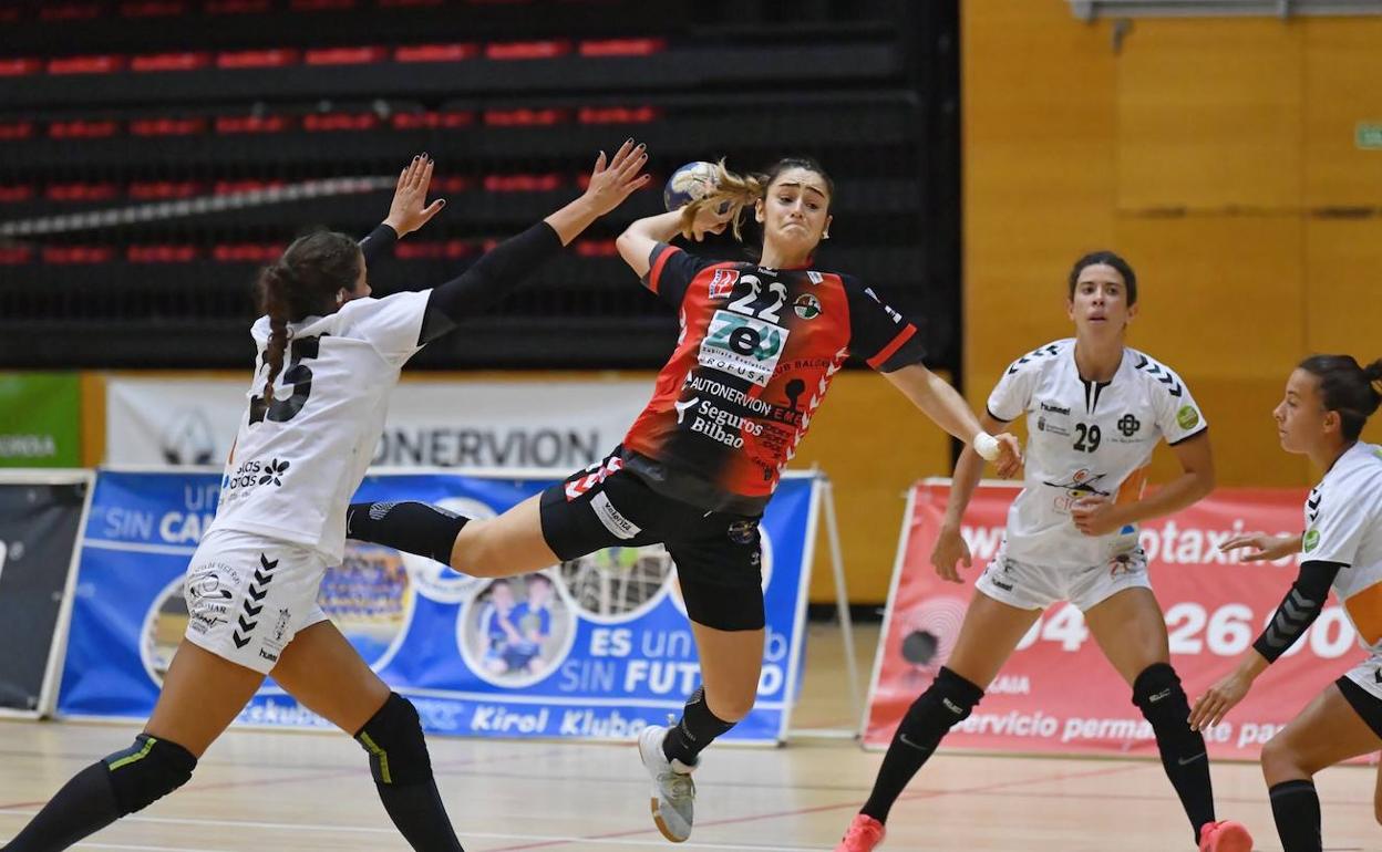 June Loidi lanzando a portería ante varias rivales. 