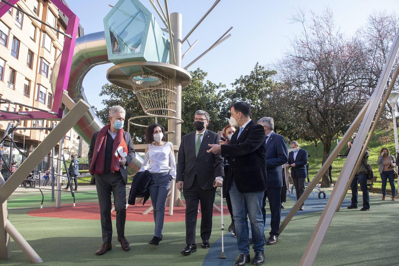 Fotos: El Parque Eskurtze estrena nuevas zonas deportivas y de juegos infantiles