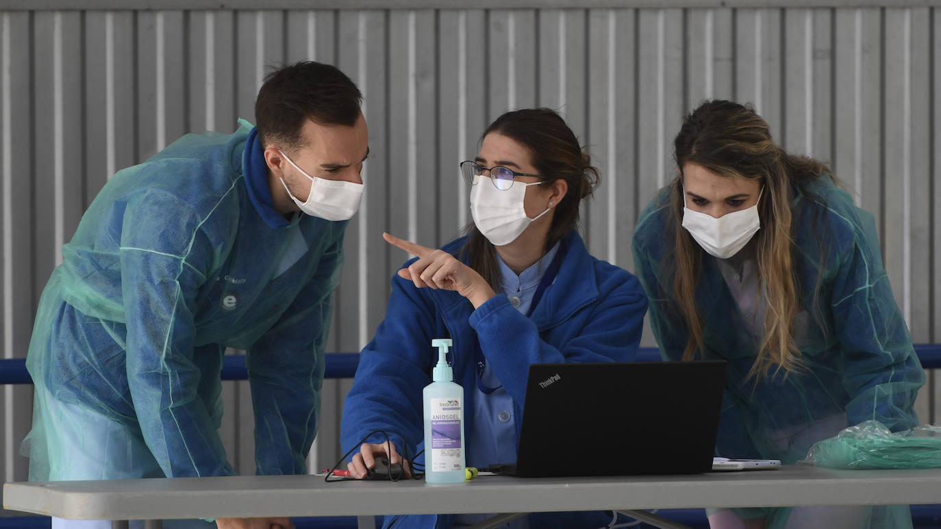 Fotos: Osakidetza empieza hoy en Mungia la vacunación a mayores sin bajarse del coche