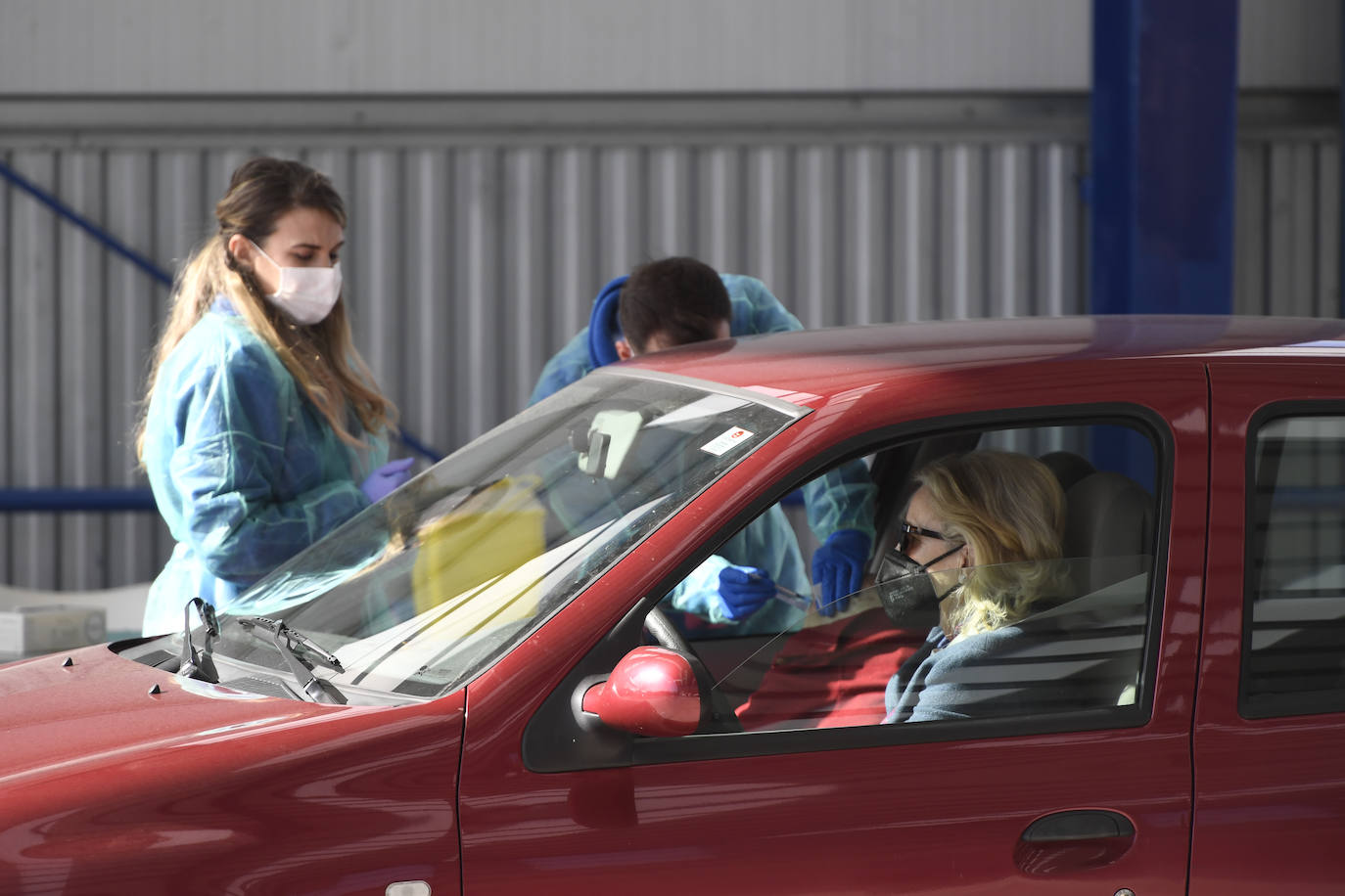 Fotos: Osakidetza empieza hoy en Mungia la vacunación a mayores sin bajarse del coche