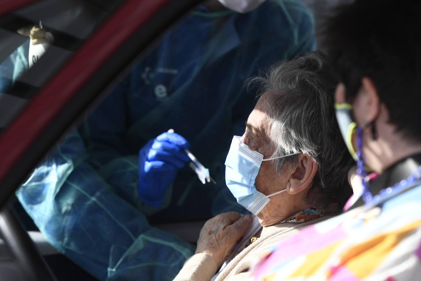 Fotos: Osakidetza empieza hoy en Mungia la vacunación a mayores sin bajarse del coche