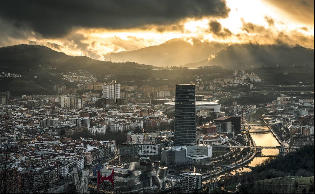 Las vistas a la ría y los nuevos edificios destacan durante el paseo por Monte Banderas. 