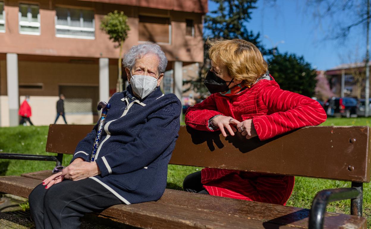 Basi y su nieta Asun en un parque del barrio vitoriano de Aranbizkarra.