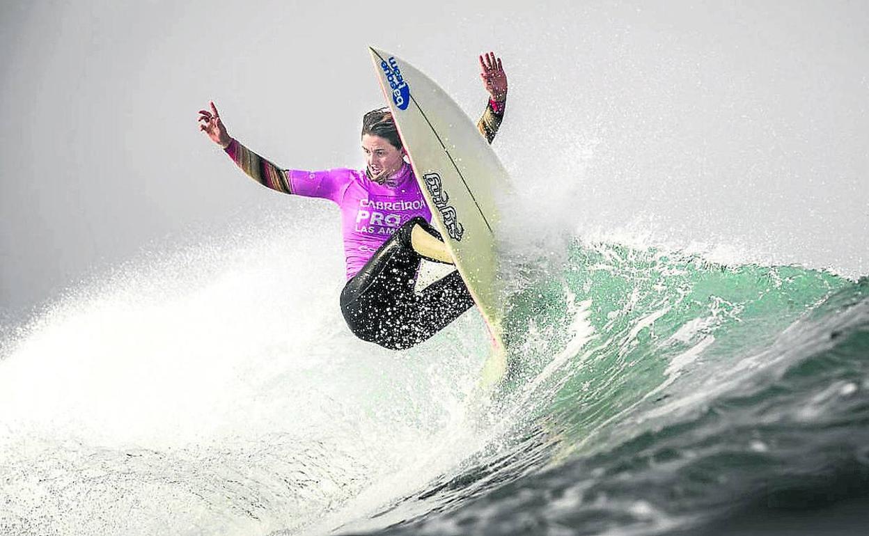 Leticia Canales surfeando una ola en una prueba celebrada en 2020. 