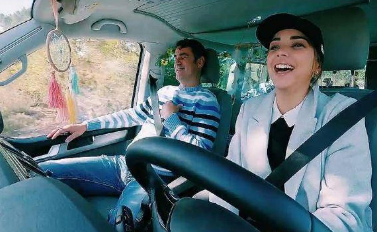 El extorero y la cantante comparten coche en Ibiza.