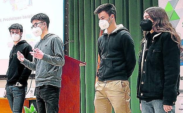 Alumnos del IES Julio Caro Baroja de Getxo exponen su iniciativa.