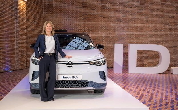 Laura Ros, junto al nuevo Volkswagen ID.4