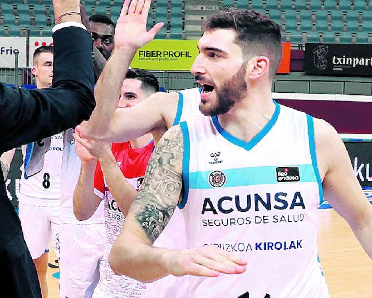 Julen Olaizola, en primer plano, celebra una victoria del Acunsa. 