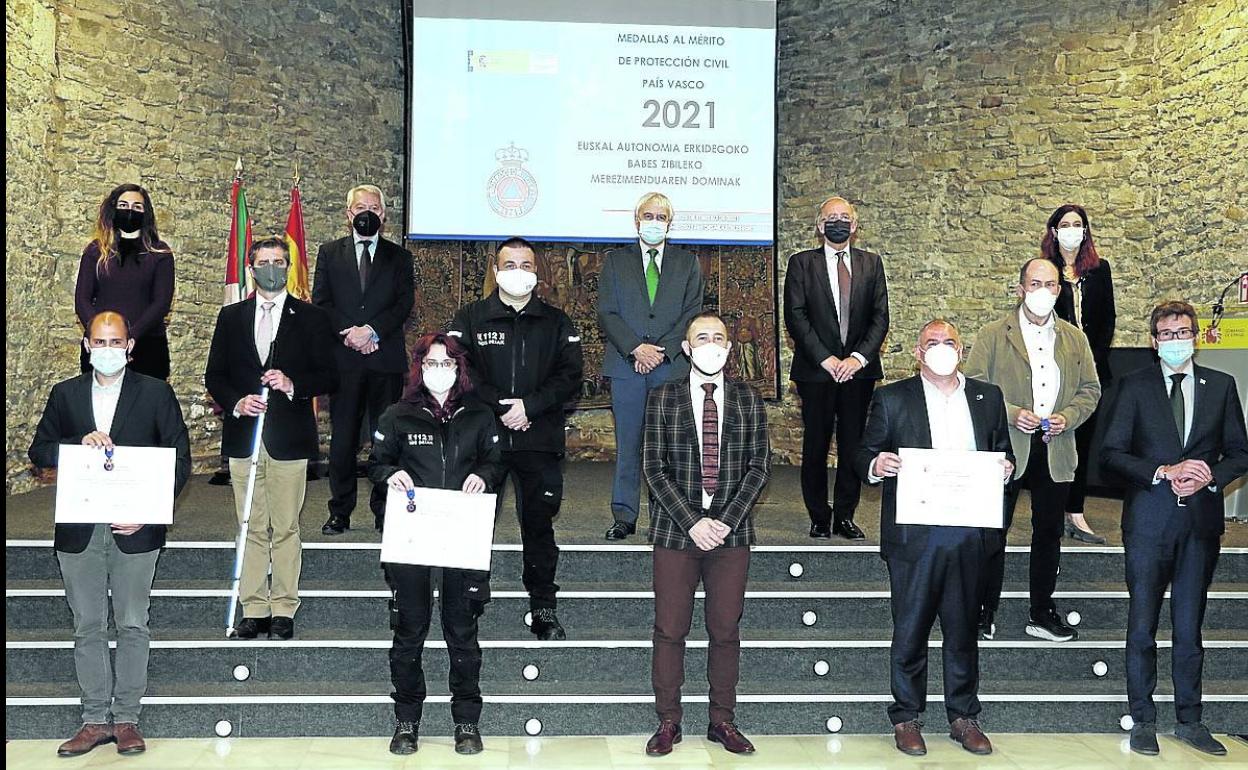 Los premiados posan junto con las autoridades en el acto que se celebró ayer en Vitoria.