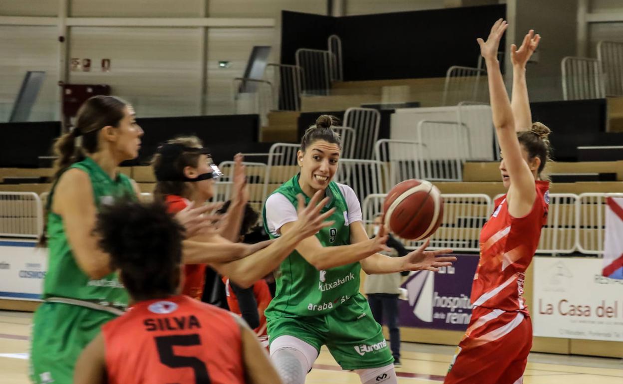 Laura Quevedo tratando de abrirse paso en la defensa del Bembibre en la primera vuelta. 